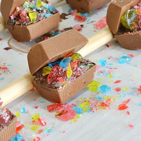 Edible Pirate Treasure Chest Pirate Party Ideas, Make Your Own Candy, Kids Birthday Party Activities, Jake Cake, Pirate Cupcake, Party Activities Kids, Party Ideas For Kids, Pirate Treasure Chest, Pirate Cake