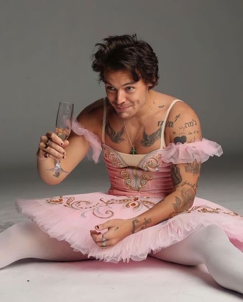 Harry Styles Ballerina, Harry Styles Snl, Harry Styles Photoshoot, Harry Styles Poster, Harry Styles Aesthetic, Pink Costume, Harry Styles Cute, Harry Styles Wallpaper, Harry Styles Pictures