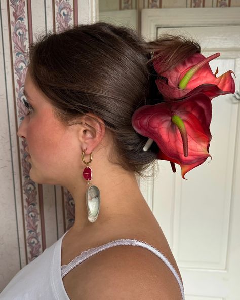 Flower claw clips & floral seashell earrings - you can find these on my website , linked in bio - 🌺🐚🦞🦪💐 #seashelljewelry #handmadejewelry #handmadeaccessories #handmadehairclips #flowers #florals #lilies #anthurium #orchid #hibiscus Seashell Hair Clips, Flower Claw Clips, Seashell Hair, Anthurium Flower, Floral Hair Clip, Seashell Earrings, Seashell Jewelry, Claw Clips, Hibiscus Flowers