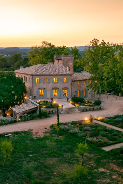 South Of France House, French Country Houses, Vineyard House, Architecture Styles, Chateaux Interiors, Homes In France, France Country, Houses In France, France Aesthetic