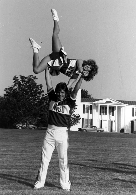 Gimme an "R" for Retro! 35 Vintage Photos of High School Cheerleaders (1970s-1980s) - Flashbak Cheer Couples, Old Yearbooks, Beaver Stadium, 1980s Pop Culture, Cheerleading Cheers, High School Football Games, High School Fashion, Penn State Football, Band Uniforms