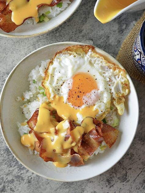 Bacsilog is a tasty Filipino breakfast dish with bacon, garlic rice, and a fried egg. It's easy to make and often served with cheese sauce. Bacsilog Cheese Sauce, Egg With Rice, College Breakfast, Fried Eggs, Filipino Foods, Filipino Food, Silog Meals, Filipino Breakfast, Filipino Dishes