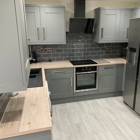 How gorgeous is this grey kitchen on grey tiles colour combo? We ❤️ your kitchen style, Matthew from Haverfordwest. Share your kitchen pics with the #MyMagnetKitchen hashtag on Instagram for the chance to win fab prizes each month.  #RealHomes #KitchenStyle #KitchenDesign #Kitchens #YourHomes #HomeSweetHome #HomeGoals #Renovation #Kitchens #KitchenPics #Interiors What Colour Goes With Grey, Grey Kitchen Tiles, Model Dapur, Open Plan Kitchen Dining Living, Interior Dapur, Grey Kitchen Designs, Open Plan Kitchen Dining, Small Kitchen Decor, Kitchen Dining Living