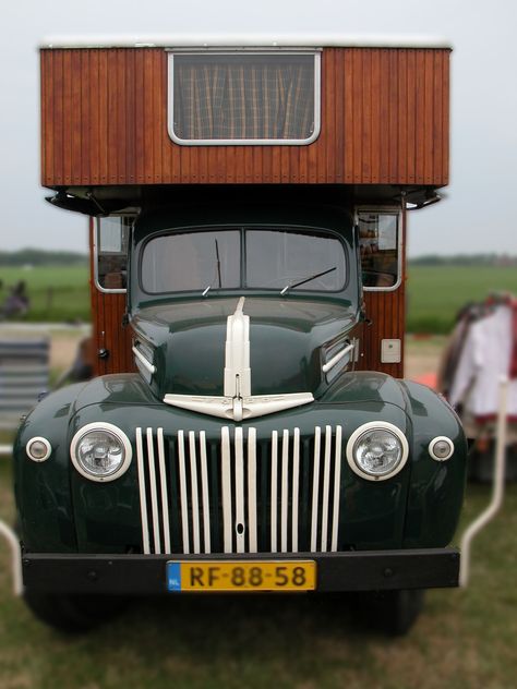 caravana vintage 12 House Truck, Truck House, Vintage Rv, Car Camping, Van Life, Motorhome, Caravan, Antique Cars, Old Things