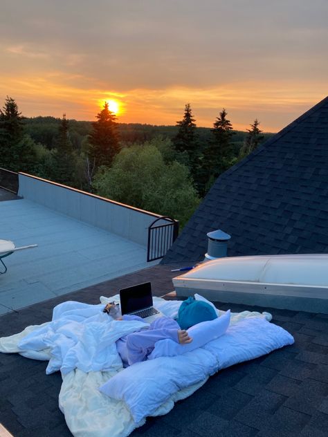 Roof Stargazing, Roof Sleepover, Stargazing Date Aesthetic, Roof Hangout, Summer Sleepover Aesthetic, Stargazing Date Ideas, Summer Stargazing, Stargazing Date, Hang Out Spot