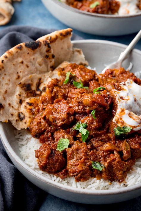 Slow cooked beef rogan josh in a rich, spicy tomato-based sauce with peppers and onions. It's cooked in the oven for 3 hours, until the beef is fall-apart tender and the sauce is thick and flavourful. Rogan Josh Recipe, Garlic Naan Recipe, Freezer Food, Rogan Josh, Beef Fillet, Slow Cooked Beef, Easy Beef, Slow Cooker Beef, Indian Food Recipes Vegetarian