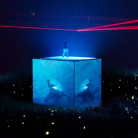 Set design by Es Devlin Kanye West and Jay Z: Watch the Throne Tour, 2011 Es Devlin, Bühnen Design, Formation Tour, Mirror Maze, Circular Buildings, Concert Lights, Concert Stage Design, 2012 Olympics, Stage Set Design