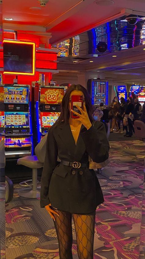 Gucci Blazer Outfit, Las Vegas Inspired Outfits, Vegas Cold Outfits, Elegant Vegas Outfit, Las Vegas Outfit Inspiration, Chill Vegas Outfit, Vegas Looks Casual, Vegas Outfit Ideas Casino, Casino Outfits Women Casual