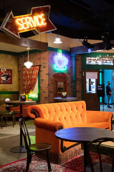 New York Trip Planning, Friends Experience, New York 2023, Friends Apartment, Orange Couch, New York Vacation, Washbasin Design, Stay Overnight, Central Perk