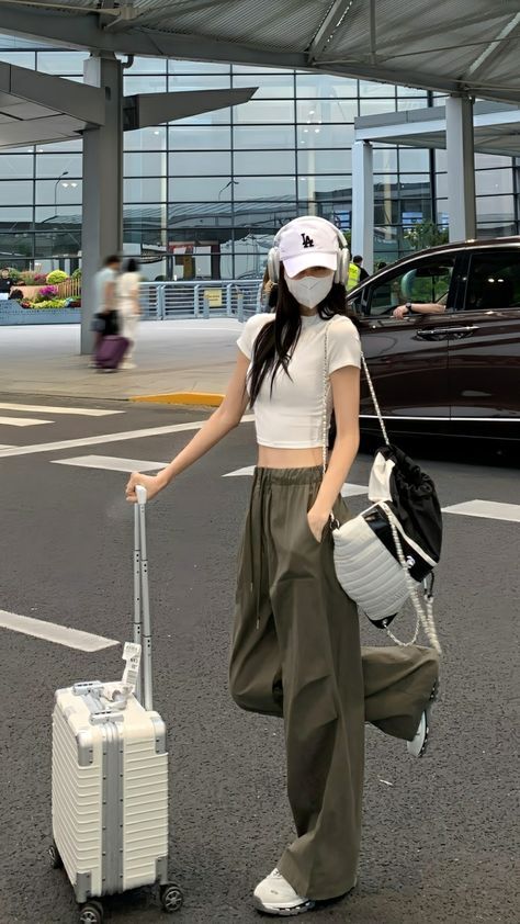 Airport Outfit Korean, Airport Outfit Comfy, Plane Outfit, Airport Outfit Summer, Korean Airport Fashion, Korean Casual Outfits, Everyday Fashion Outfits, Foto Poses, New Rock