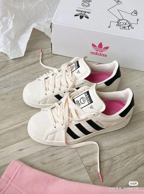 Sara Fashion, Men's Adidas (men), Dr Shoes, Hype Shoes, Canvas Shoes Women, Swag Shoes, Kendall Jenner Style, Trendy Shoes, Office Fashion