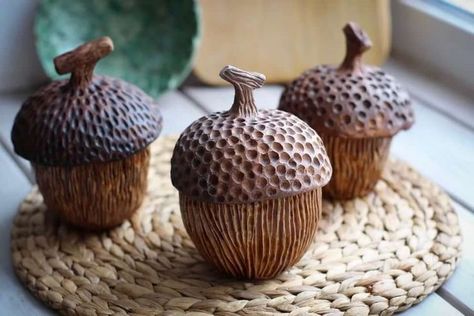 Halloween Pottery Ideas, Clay Acorn, Ceramic Sculpture Figurative, Beginner Pottery, Sculptures Céramiques, Pottery Handbuilding, Clay Teapots, Pottery Glazes, Pottery Crafts