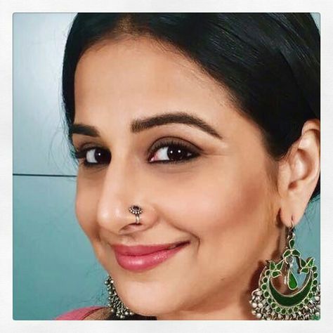 Vidya Balan flaunts our nosepin for a promotional event ! Nose Jewels, Nose Ring Jewelry, Indian Bridal Jewelry Sets, Vidya Balan, Black Gold Jewelry, Nose Pin, Black Strappy Heels, Nose Jewelry, Health Knowledge