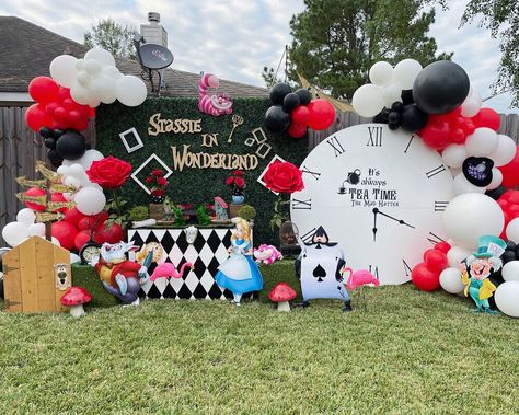 Wonderland Party Theme, Wonderland Party Decorations, Alice In Wonderland Diy, Alice In Wonderland Decorations, Alice In Wonderland Tea Party Birthday, Ninjago Birthday, Onederland Birthday Party, Mickey Mouse 1st Birthday, Dj Dance