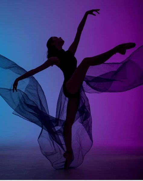 Aesthetic Dance Photos, Female Dancer Aesthetic, Dance Silhouette Photography, Dark Dance Aesthetic, Danse Aesthetic, Contemporary Dance Aesthetic, Creative Dance Photography, Dance Floorwork, Modern Dance Poses