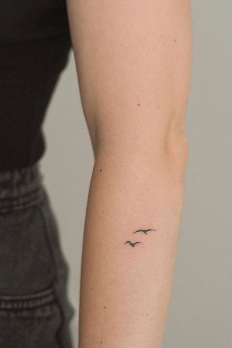 Dainty Tattoo Designs, Minimalist Tattoo Design, Simple Bird Tattoo, Fine Line Tattoo Ideas, Small Bird Tattoos, Small Tattoo Ideas For Women, Delicate Tattoos For Women, Little Bird Tattoos, Dainty Tattoo