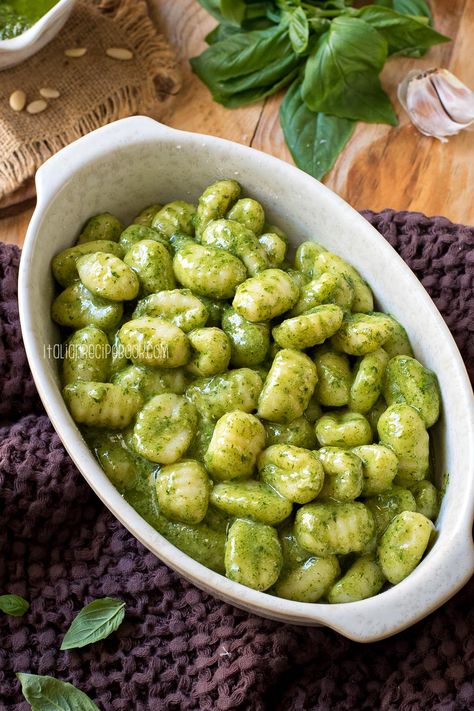 This creamy Pesto Gnocchi is pure comfort food. You'll love their incredible flavor and texture but also how quick and easy they are to make! Gnocchi Creamy, Creamy Pesto Gnocchi, Gnocchi Recipes Healthy, Italian Food Menu, Pesto Gnocchi, Healthy Italian Recipes, Creamy Pesto Sauce, Dinner Party Dishes, Homemade Gnocchi