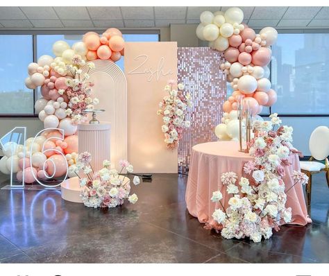 Backdrop For Sweet 16, Sweet 16 Main Table, Backdrop Ideas Sweet 16, Backdrop Birthday Decorations, Sweet Sixteen Balloons Decorations, Sweet 16 Birthday Decor, Floral And Balloon Backdrop, Sweet Sixteen Backdrop Ideas, Floral Balloon Backdrop