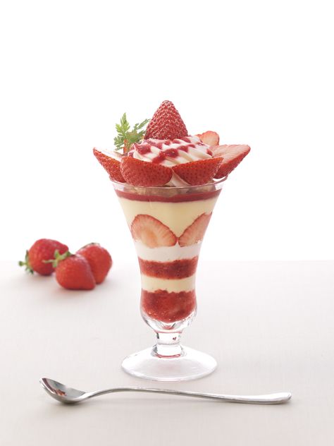 Parfait Japan Dessert, Thanksgiving Sweets, Strawberry Parfait, Parfait Desserts, Amazing Food Decoration, Creative Desserts, Ice Cream Desserts, Kawaii Food, Cute Desserts