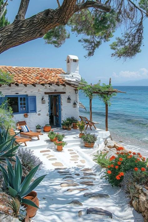 Italian Beach House, Tropical Cottage, Small House Extensions, Bedroom Layout Design, Contemporary House Exterior, House By The Sea, Beach Shack, Beach Bungalows, Mediterranean Homes