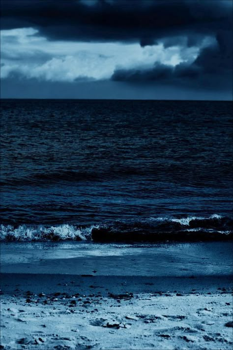 The Ocean At Night, Blue Aesthetic Grunge, Blue Aesthetic Dark, Ravenclaw Aesthetic, Ocean At Night, Water Aesthetic, Have Inspiration, In The Ocean, Aesthetic Grunge