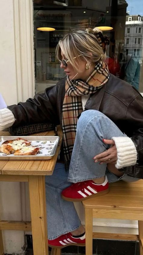 Burberry Scarf Outfit, Red Sneakers Outfit, Shooting Pose, Adidas Gazelle Outfit, Adidas Samba Outfits, Samba Outfits, Looks Adidas, Dinner Outfit Casual, Adidas Samba Outfit