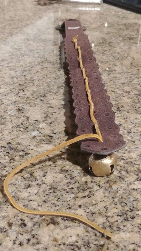 Sleigh Bells On Leather Strap, Diy Sleigh Bells, Decorating With Sleigh Bells, Old Belts Ideas Diy Projects, Christmas Crafts With Bells, Sleigh Bells Decorations, Germany Crafts, Bell Ornaments Diy, Diy Sleigh