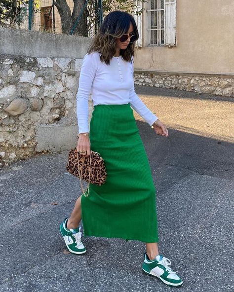 Green Pencil Skirt Outfit, Long Maxi Skirt Outfits, Green Skirt Outfits, Long Green Skirt, Denim Dress Outfit, Looks Adidas, Slip Dress Outfit, Green Midi Skirt, Sneaker Outfits