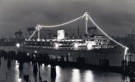 1939, dem Jahr der Eheschließung von Kammersänger “Walter Jankuhn” mit der Tänzerin “Tutti Ahrens”  in Innsbruck, war auch das Jahr der Neu-Inbetriebnahme der “Wilhelm Gustloff” als KDF–Passagierschiff. Die Jungfernfahrt mit ausgewählten prominenten Gästen erfolgte von Hamburg aus und führte über Lissabon nach Madeira bis nach Neapel. Tutti Ahrens (Jankuhn) war als Mitglied der Ballett-Gruppe für diese Reise engagiert worden. An Bord wurde ein großes Unterhaltungsprogramm geboten. Wilhelm Gustloff, Big Boats, Hms Hood, Ocean Liner, Abandoned Ships, Bigger Boat, Innsbruck, Cruise Ships, Bay Bridge