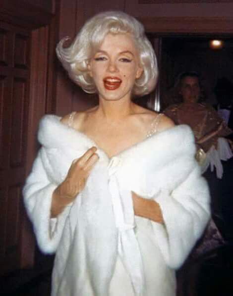 Marilyn Monroe photographed at Madison Square Garden for the birthday party of president JFK ~ 1962 💜 White Fur, Marilyn Monroe, Birthday, White