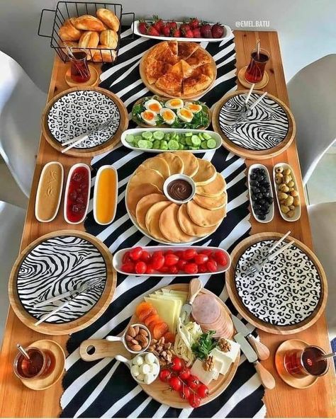 Breakfast Presentation, Breakfast Table Setting, Serving Ideas, Turkish Breakfast, Breakfast Platter, Party Food Buffet, Catering Ideas Food, Brunch Time, Vici Collection