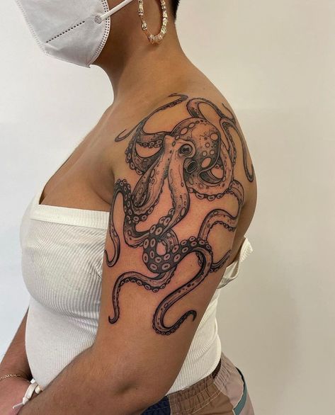 Sea Alien, Tattoo Art Ideas, Pony Reinhardt, Octopus Tattoo Sleeve, Kraken Tattoo, Squid Tattoo, Shoulder Cap Tattoo, Shoulder Sleeve Tattoos, 16 Tattoo