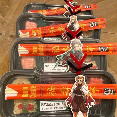 Sushi Party Favors, Demon Slayer Birthday Party Ideas Diy, Cosplay Birthday Party Ideas, Anime Party Favors, Anime Sweet 16 Birthday Parties, Anime Bday Party Ideas, Demon Slayer Party Favors, Naruto Party Food, Anime Party Food Ideas