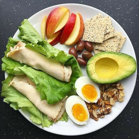 ☆alessandra☆ Makanan Diet, Organic Chicken, Diet Vegetarian, Snack Plate, Idee Pasto Sano, Lettuce Wraps, Healthy Meal Prep, Casual Work, Healthy Foods To Eat