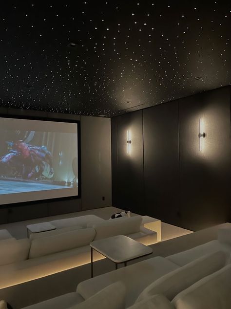 Home Cinema Room Ideas Interior Design, Aesthetic Movie Room, Movie Room Aesthetic, At Home Cinema, Indoor Movie Theater, Home Cinema Room Ideas, Home Theatre Room Ideas, Home Movie Theater, Movie Theater Rooms