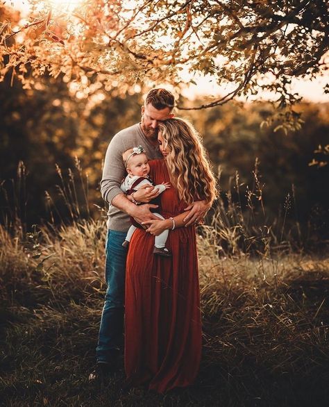 Fall Photo Shoot Family Of 3, Outside Fall Family Picture Ideas, Fall Family Photoshoot With Newborn, Fall Family Photos Poses With Baby, Fall Photoshoot Ideas Family Of 3, Family Photos On Bench, Newborn And Family Photos, Family Of 3 And Pregnant Photo Ideas, Fall Family Photo Shoot With Baby