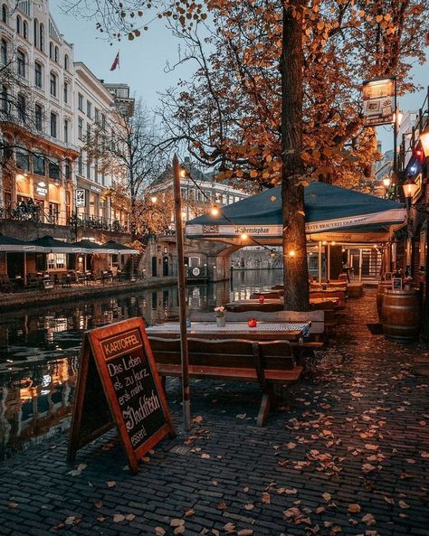 Cozy Town Aesthetic, Fall Cafe Aesthetic, Fall Hygge, Architecture Reference, Wallpaper Travel, Fall City, Aesthetic London, Europe Aesthetic, London Aesthetic