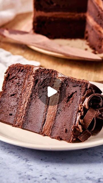 Arman Liew on Instagram: "The best healthy chocolate cake that is super moist, rich, and clocks in at under 100 calories per slice! Comment “recipe” and I’ll DM you the recipe right this second OR you can google “the big man’s world healthy chocolate cake” #healthycake #healthychocolatecake #cleansweetscookbook #chocolatecake #lowcaloriecake #sugarfreecake #lowcalorie #sugarfreedessert #f52grams #wholefoods #thebakefeed #vegancake #glutenfreecake #sugarfree #ketofood #thebigmansworld" Essen, Camila Hurst, Matilda Chocolate Cake, Healthy Chocolate Cake Recipe, Fluffy Layers, Mini Chocolate Cake, Clean Sweets, Healthy Chocolate Cake, Gooey Bars