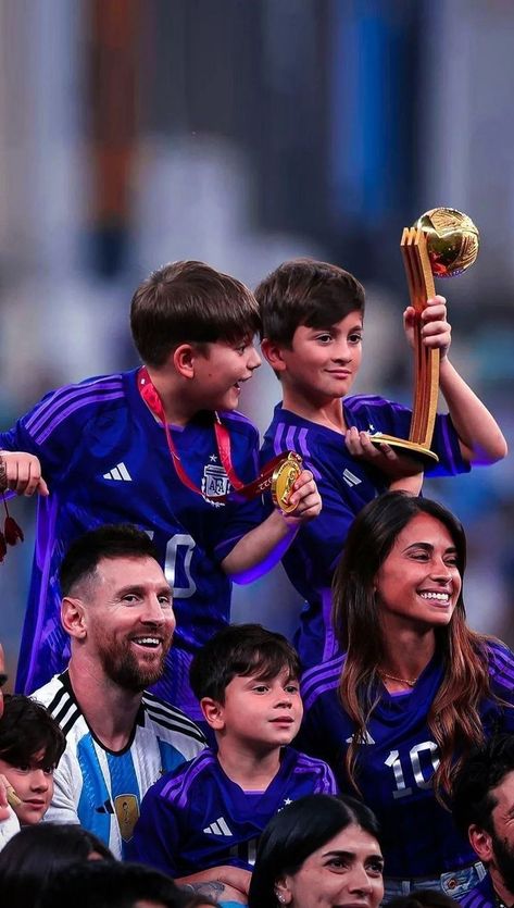 Messi And His Family, Soccer Girls Outfits, Lionel Messi Family, Fc Barcelona Players, Messi Pictures, Messi World Cup, Ronaldo Quotes, Messi Videos, Lionel Messi Barcelona