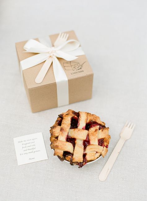 Wedding Favors And Gifts, Pie Favors, Tuscan Inspired Wedding, Wedding Pie, Summer Wedding Reception, Creative Wedding Favors, Edible Favors, Edible Wedding Favors, Best Wedding Favors