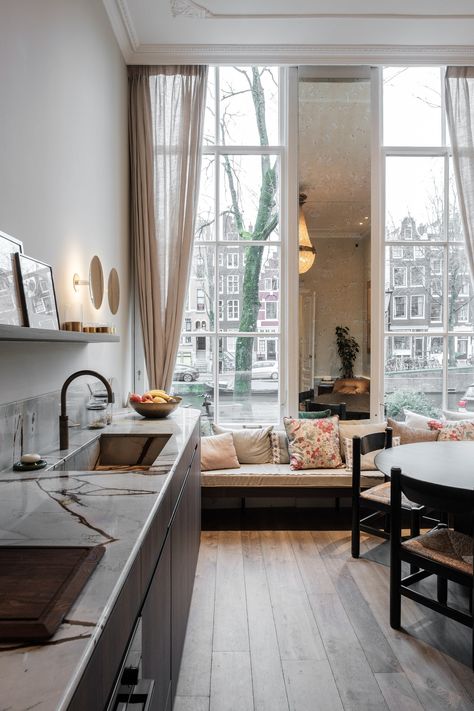 Diipa Büller-Khosla's canal house in Amsterdam is a postcard from 1614 | Architectural Digest India Amsterdam Kitchen, Canal House Amsterdam, Dutch Interior Design, Amsterdam Apartment, Townhouse Interior, Amsterdam Houses, Deco Studio, Canal House, Kitchen Inspiration Design