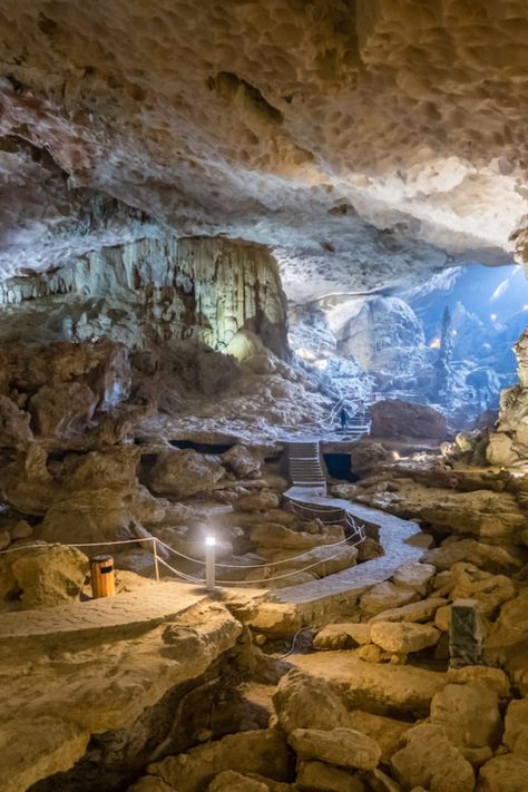 Image of the inside of Sun Sot Cave in Ha Long Bay, Vietnam Vietnam Holiday, Sung Sot Cave, Tham Luang Cave, Ha Long Bay Aesthetic, Vietnam Cave, Naka Cave Thailand, Ha Long Bay Vietnam, Vietnam Halong Bay, Halong Bay Vietnam Photography