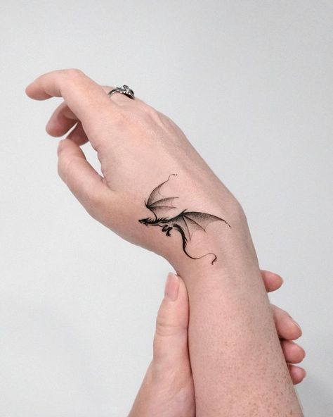 Simple Dragon Tattoo Men, Dragon Tattoo Designs Arm, Dragon Geometric Tattoo, Fine Line Spider Tattoo, Dragon Tattoo On Hand, Tattoo Toothless, Dragon Age Tattoo, Little Dragon Tattoo, Toothless Dragon Tattoo