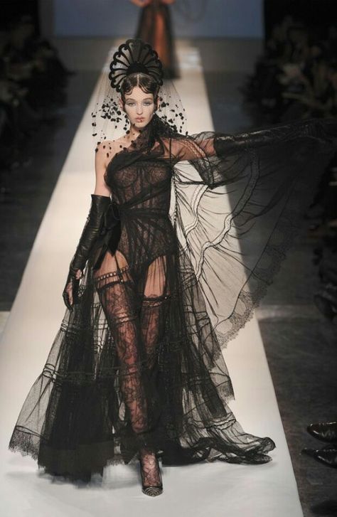 Runway Fashion Couture, Runway Outfits, Glam Dresses, Black Lingerie, Paul Gaultier, Fantasy Fashion, Mode Vintage, Mode Inspiration, Looks Vintage