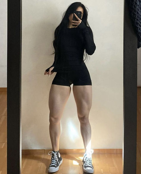 Abs Progress Pictures, Toned Legs Reference, Gym Mommy Aesthetic, Female Muscular Body Reference, Girl Muscle Aesthetic, Body Types Women Reference, Muscular Thighs For Women, Female Gym Outfits, Goth Muscle Mommy