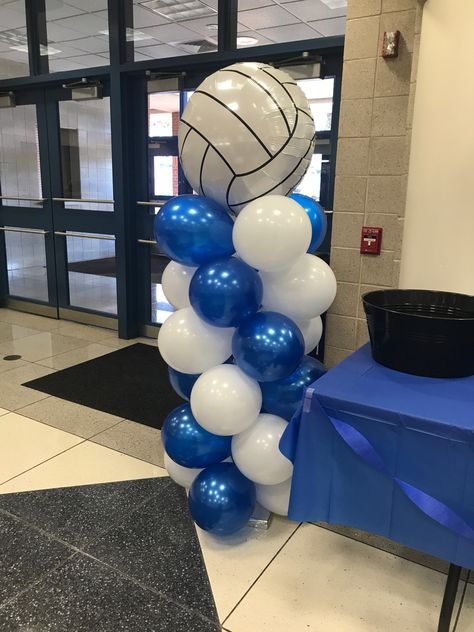 Senior night volleyball balloon decorations Volleyball Float Ideas, Volleyball Parents Night Ideas, Volleyball Senior Night Table Ideas, Volleyball Balloon Bouquet, Volleyball Graduation Party Ideas, Volleyball Parade Float Ideas, Volleyball Banquet Ideas Centerpieces, Senior Night Balloon Ideas, Basketball Senior Night Decorations