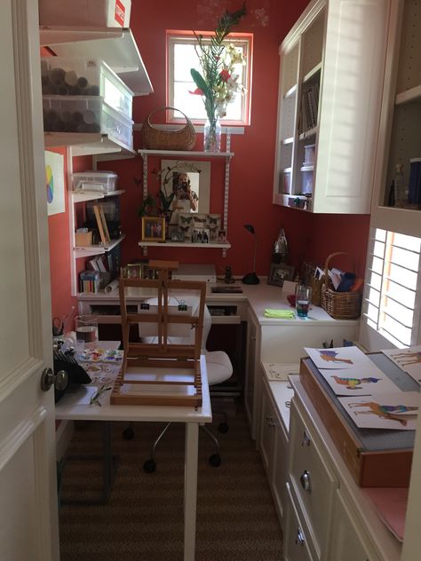 Turn a walk-in closet into a tiny art spot Walk In Closet Art Studio, Closet Converted To Craft Space, Closet Art Studio, Tiny Art Studio Space, Mini Art Studio, Studio Craft Room, Art Closet, Closet Art, Craft Room Closet