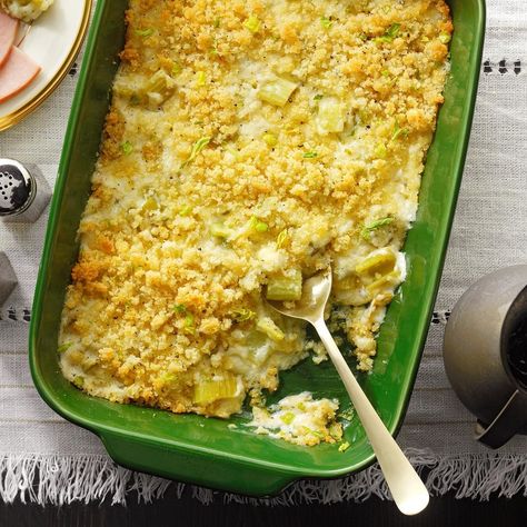 Celery Gratin Celery Gratin, Spanakopita Casserole, Lemon Tiramisu, Winter Side Dishes, Herbed Potatoes, Pineapple Casserole, Celery Recipes, Pilaf Recipe, Cheesy Hashbrowns