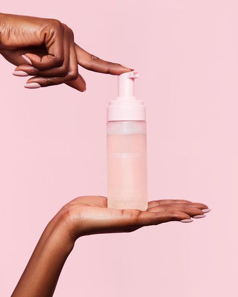 Kylie Skin by Kylie Jenner (@kylieskin) • Fotos y videos de Instagram Cleanser Photography, Body Cream Photography, Skincare Photoshoot, Boutique Aesthetic, Creative Advertising Photography, Kylie Skin, Skincare Products Photography, Skin Aesthetics, Foaming Cleanser