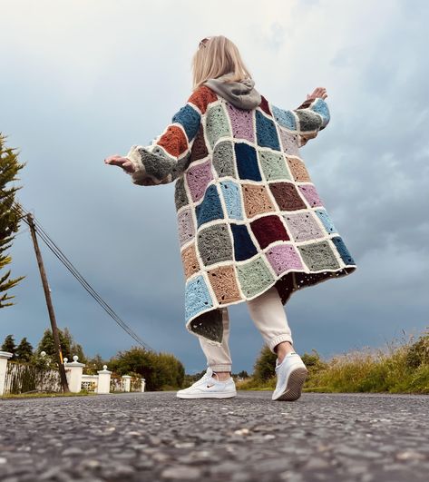 Beginner friendly crochet streetwear cardigan Crochet Granny Square Sweater Pattern, Granny Square Crochet Cardigan, Fall Crochet Projects, Cardigan Granny Square, Long Crochet Cardigan, Pastel Crochet, Pastel Cardigan, Square Cardigan, Fashion Cardigan